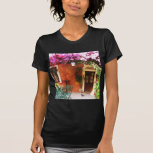 T-shirt Bouganvillée s'élevant en dehors d'une maison,