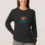T-shirt Bougies colorées de Chanukah<br><div class="desc">Conception colorée des bougies de Hanukah avec la légende Hanukah heureux.</div>