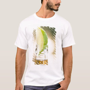 T-shirt Bouteille à bière avec la cale de chaux