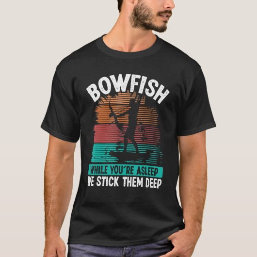 T-shirt Bowfishing While you are asleep we stick them deep (Devant)