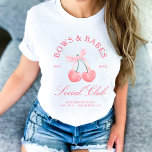 T-shirt Bows & Baby Coquette Cerises Bachelorette<br><div class="desc">La collection "Bows & Babes Coquette Cherries" apporte une touche douce et ludique à toute célébration. La suite dispose d'une paire de cerises charmantes liées avec un arc délicat, créant une esthétique flirtante et amusante. Avec son écriture élégante et ses accents doux, cette collection capture une ambiance féminine et coquette,...</div>