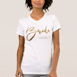 T-shirt Bride Chic Parties scintillant or personnalisée<br><div class="desc">Célébrez votre fiançailles avec ce t-shirt de typographie de mariée chic. Ajoutez votre nom ou supprimez-le. Voici une idée : portez-le comme faire-part mariage à votre soirée fiançailles (ou fiançailles surprise). Disponible en blanc, noir, rose et parties scintillant faux or, argent et rose. Voici une autre idée pour la personne...</div>