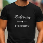 T-shirt Bridesman Moderne Avec Nom En Mariage Blanc<br><div class="desc">Votre marionnettiste va s'amuser beaucoup en portant ce t-shirt personnalisé lorsqu'il vous aidera à organiser vos séances de planification mariage! Montrez-lui combien il veut vous donner avec ce cadeau spécial !</div>