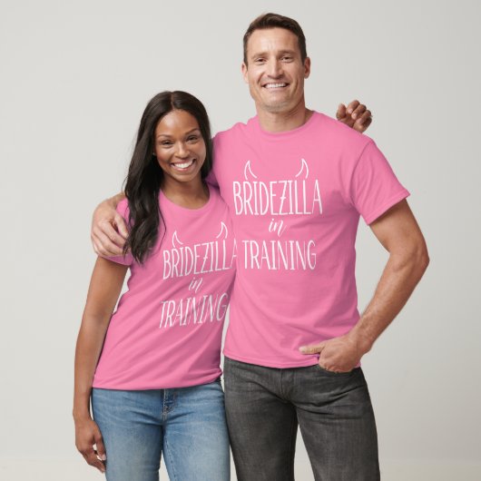 T-shirt Bridezilla en formation | Nom de la mariée à l'arr (Unisexe)