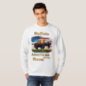T-shirt Buffle debout dans le champ d'herbe avec drapeau a (Devant entier)
