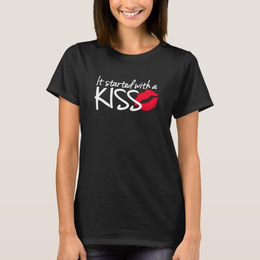 T-shirt Ça a commencé avec un baiser rouge lèvres maternit (Devant)