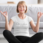 T-shirt Cadeau personnalisé minimaliste Grandma EST 2025<br><div class="desc">Célébrez un nouveau rôle magnifique avec ce T-shirt personnalisé minimaliste Grandma EST 2025 — le cadeau parfait pour les futures ou les premières grand-mères. Doté d’une typographie élégante et élégante sur un tee doux et confortable, ce design est idéal pour les annonces de bébé, la fête des mères, les révélations...</div>