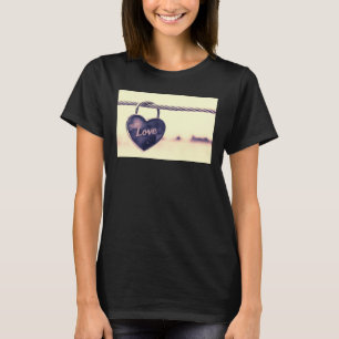 T-shirt Cadenas d'amour en forme de coeur attaché à une co