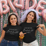 T-shirt Calligraphie minimaliste moderne Bachelorette Part<br><div class="desc">Mini moderne mais élégante calligraphie Encre Script Bachelorette Party T-shirt - noir & blanc</div>