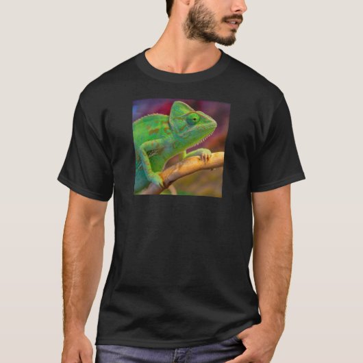 T-shirt Caméléon vert sur une branche (Devant)