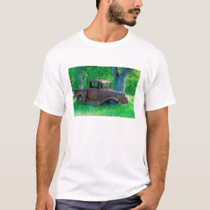 T-shirt Camion antique rouillé dans un pré