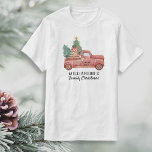 T-shirt Camion Rouge vintage Avec Arbre De Noël Texte Pers<br><div class="desc">Célébrez la saison avec ce T-shirt de vacances amusant avec un camion rouge vintage transportant un arbre de Noël. Ajoutez 3 lignes de texte personnalisé. Parfait pour assortir t-shirts familiaux,  obtenir votre arbre de noël,  une photo de vacances ou réunion de famille/Rassemblement de Noël.</div>