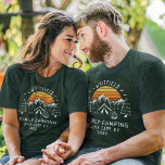 T-shirt Camping Familial Vacances Correspondant Personnali<br><div class="desc">Bonne humeur ? Il suffit d'ajouter le feu de camp, s'mores, et le reste de la famille avec une tenue correspondante. Joli thème de camping vous pouvez customiser pour votre prochaine aventure familiale avec un détenteur de place pour le site et l'année. Parfait pour les photos de famille pendant que...</div>