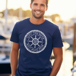 T-shirt Capitaine nom de bateau cadre de corde roue du nav<br><div class="desc">Tee - shirt bleu marine avec un élégant emblème de roue et de corde de navire blanc avec le nom de votre capitaine et le nom de votre bateau.</div>