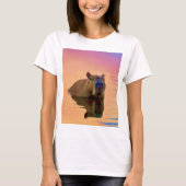 T-shirt Capybara émergeant d'un lac d'art paisible (Devant)