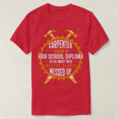 T-shirt Carpenter utilisant un diplôme d'études secondaire (Design devant)