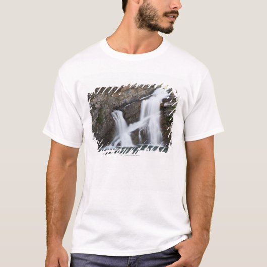 T-shirt Cascades sortant d'une falaise de roche (Devant)
