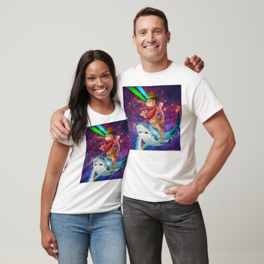 T-shirt Cat Cowboy chevauchant un requin crachant un arc-e (Unisexe)