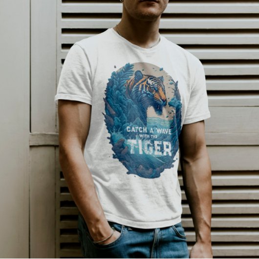 T-shirt Catch a Wave with the Tiger - cadeau pour surfer