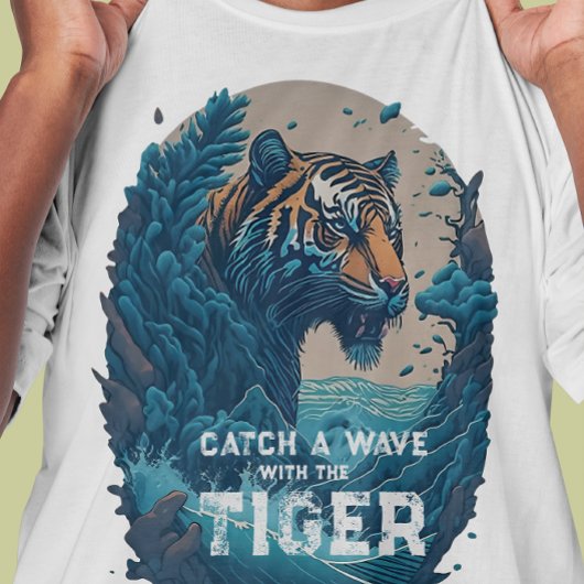 T-shirt Catch a Wave with the Tiger - cadeau pour surfer