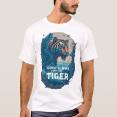T-shirt Catch a Wave with the Tiger - cadeau pour surfer (Devant)