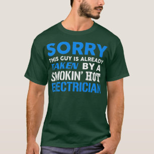 T-shirt Ce Type Pris Par Un Électricien Chaud En Fumée