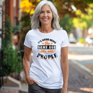 T-shirt C'est bizarre d'être le même âge que les personnes
