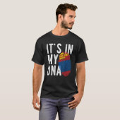 T-shirt C'est drôle dans mon ADN drapeau de Mongolie Empre (Devant entier)