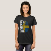 T-shirt C'est drôle dans mon ADN drapeau Suède empreintes (Devant entier)