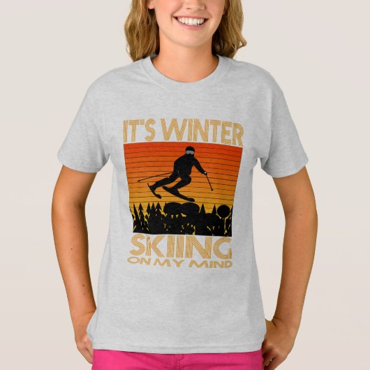 T-SHIRT C'EST HIVER - SKI À L'ESPRIT. (Devant)