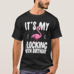 T-shirt C'est My Flocking 40th Birthday Shirt Funny Pink F<br><div class="desc">Excité pour ton anniversaire ? Vous aimez les flamants roses ? Si oui, cet adorable tee - shirt graphique a été fait pour vous. Elégant, confortable et vraiment unique. La chemise parfaite pour votre grand bassin anniversaire. Un cadeau de dicton drôle unique pour les femmes qui ont tout. Un joli...</div>