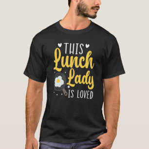 T-shirt Cette Dame De Déjeuner Est Amoureuse Cafétéria Tra