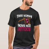 T-shirt Cette Femme Connaît Son Tatouage Tatouage Shop Tat (Devant)