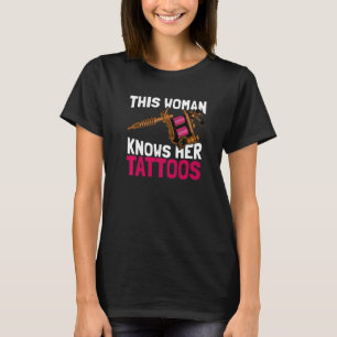 T-shirt Cette Femme Connaît Son Tatouage Tatouage Shop Tat
