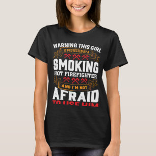 T-shirt Cette Fille Est Protégée Par Une Fille Chaude De P