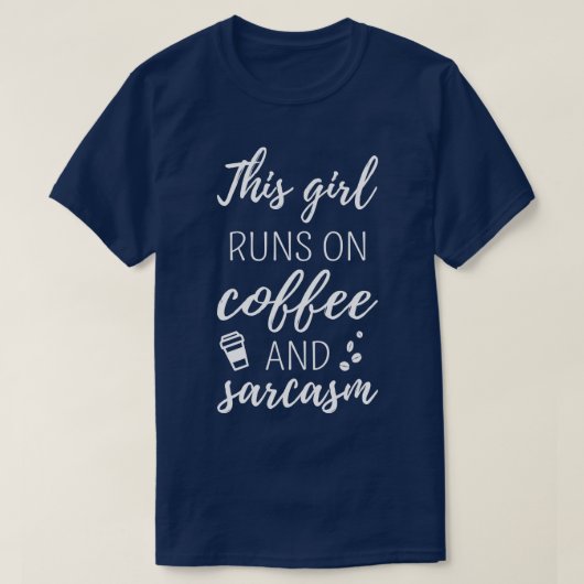 T-shirt Cette Fille Fonctionne Sur Café Et Sarcasme I (Design devant)