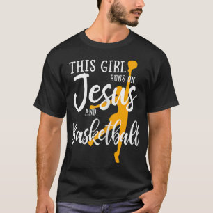 T-shirt Cette Fille Fonctionne Sur Jésus Et Basket Christi