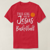 T-shirt Cette Fille Fonctionne Sur Jésus Et Basket Christi (Design devant)