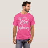 T-shirt Cette Fille Fonctionne Sur Jésus Et Gardant À Chri (Devant entier)
