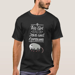 T-shirt Cette fille tourne sur Jésus u2013 Opossum Whisper