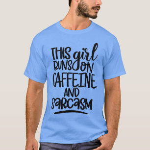 T-shirt Cette fille tourne sur la caféine et Sarcasme Sarc