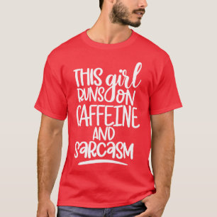T-shirt Cette fille tourne sur la caféine et Sarcasme Sarc