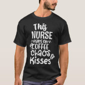 T-shirt Cette infirmière court sur le chaos du café et emb (Devant)