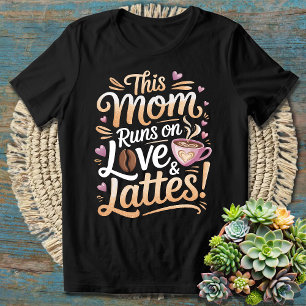 T-shirt Cette Maman S'Exécute Sur Love & Lattes Citation D