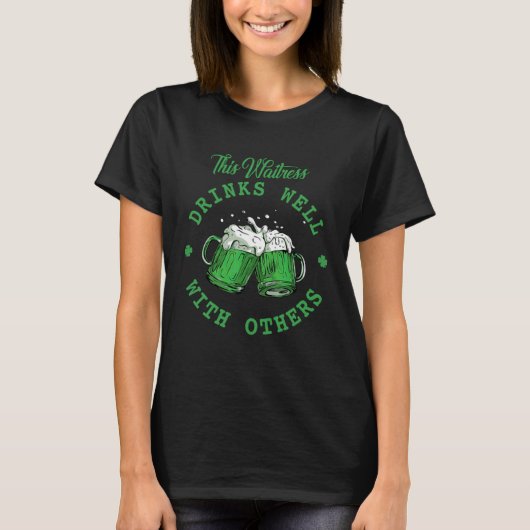 T-shirt Cette Serveuse Boit Bien Avec D'Autres St Patrick' (Devant)