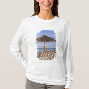 T-shirt Chaises de plage de sable avec le parapluie