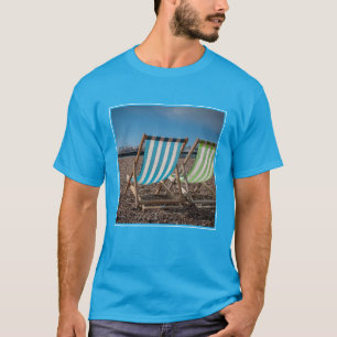 T-shirt Chaises de plate-forme regardant la mer