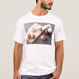 T-shirt Champignons et oignons crus de champignon de paris