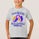 T-shirt Champion drôle coloré de Hanoukka Dreidels Dreidel<br><div class="desc">Quelqu'un dans la famille est le CHAMPION de DREIDEL - attribuez-les avec cette chemise personnalisée drôle ! Il est facile personnaliser l'espace pendant un nom et une année facultative ; Dreidel et champion peuvent également être customisés. La police ouverte de style dans bleu-foncé permet ma conception unique et extrêmement colorée...</div>