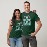 T-shirt Chandail de Noël moche amusant hiver est venir Che<br><div class="desc">Entrez dans l'esprit des vacances avec ce Vilain T-shirt sur le thème du pull de Noël ! Parfait pour les tenues familiales assorties,  il présente un design ludique "Winter is Coming",  personnalisable avec votre nom de famille. Cosy,  festif,  et plein de joie des vacances !</div>